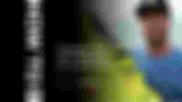 Tom Court explaining how to change a strut bladder on a Duotone Wing