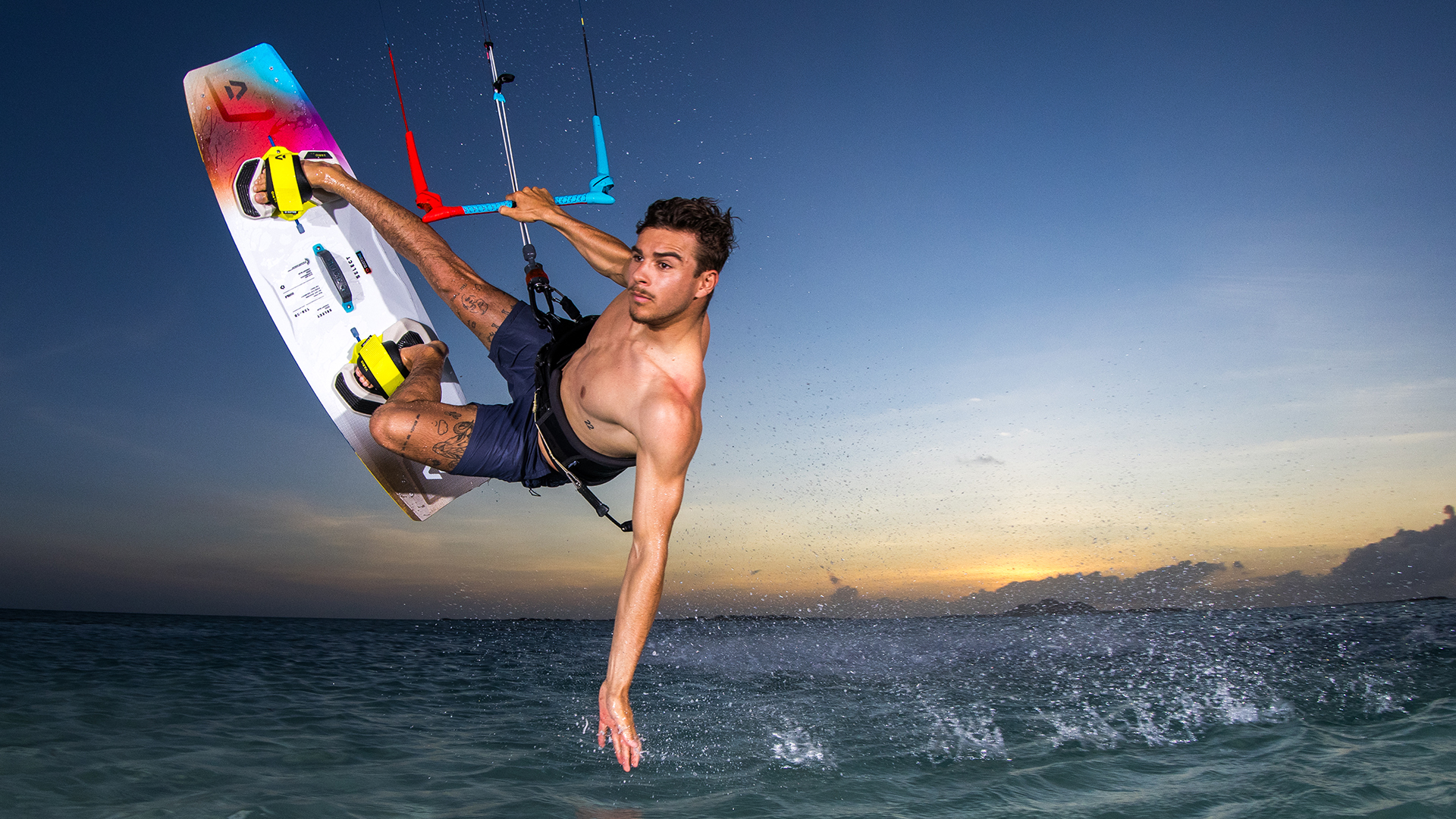 Tech Talk: Внутри новой линейки твинтипов Duotone 2026 3 Райдер тестирует твинтипы Duotone 2026 на воде