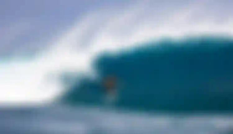DTE_Midfish26_MatahiDrollet_Tahiti_BenThouard_catching_a_barrel
