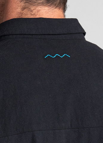 Triple Ziczac embroidery on back (connected to stitching of kites)
