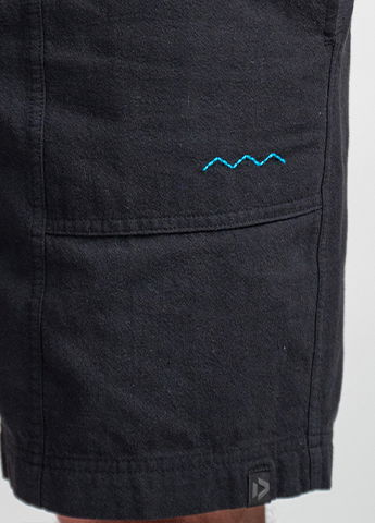 Triple Ziczac embroidery on leg (connected to stitching of kites)​