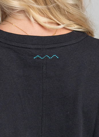 Triple Ziczac embroidery on neck (connected to stitching of kites)
