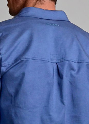 Triple Ziczac embroidery on neck (connected to stitching of kites)