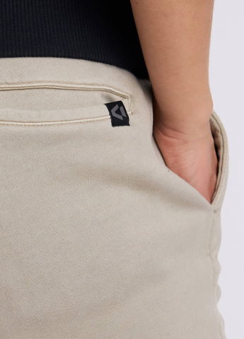 Lockere Passform mit offenen Saumkanten und praktische Taschen (2 vorne, 1 hinten)