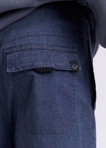 Zwei Taschen vorne, eine Tasche hinten