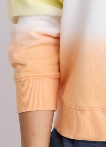 Poignets côtelés aux manches et à l’ourlet