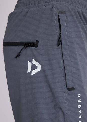 Zwei Reißverschlusstaschen vorne, eine Reißverschlusstasche hinten