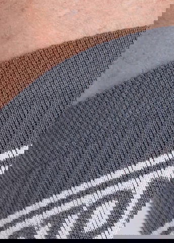 Lightweight feel with ribbed top