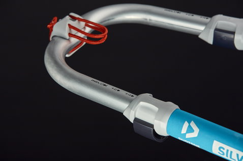 Duotone Silver Series wishbone windsurf 180-230 SL 30mm en anthracite foncé et argent avec accents cyan