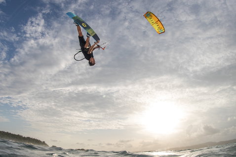 Duotone Vegas LEI kite durante kitesurf en una playa oceánica
