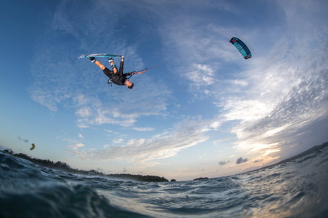 Duotone Vegas LEI kite durante kitesurf en una playa oceánica