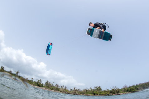 Duotone Vegas LEI kite durante kitesurf en una laguna costera tropical