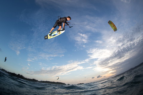 Duotone Vegas LEI kite durante el kitesurf en el océano en una costa tropical