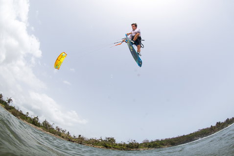 Duotone Vegas LEI kite durante el kitesurf en una laguna costera tropical con palmeras