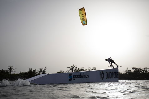 Duotone Vegas LEI kite durante wakestyle en una laguna de agua plana con palmeras