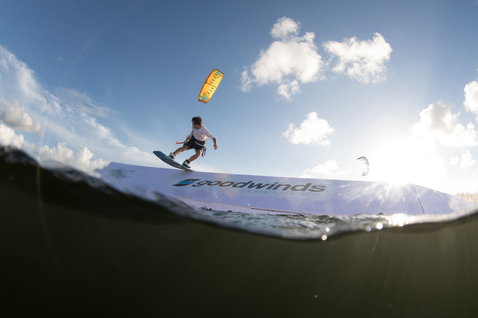 Duotone Vegas LEI kite durante wakestyle en aguas abiertas con un obstáculo kicker