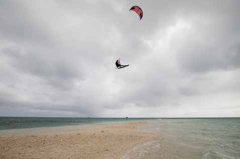 Duotone Rebel LEI kite durante el kitesurf en una playa oceánica