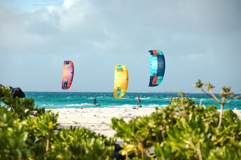 Cometa LEI Duotone Rebel durante kitesurf en una playa tropical