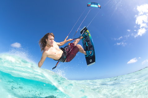 Duotone Rebel LEI kite durante el kitesurf en una laguna oceánica tropical