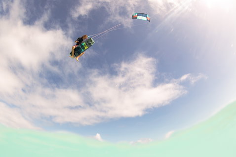 Cometa LEI Duotone Rebel durante kitesurf en la playa del océano