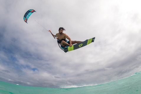 Kite LEI Duotone Rebel durante el kitesurf en el océano tropical