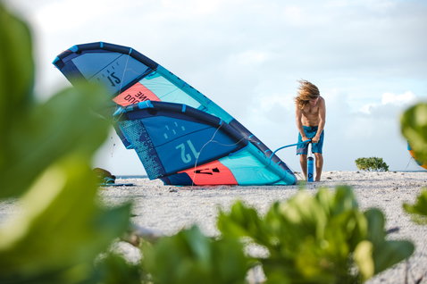 Duotone Rebel LEI kite durante la preparación de kitesurf en una playa tropical