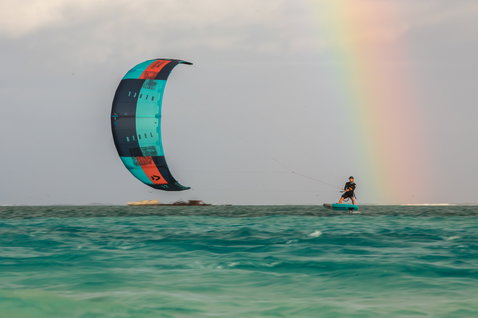 Duotone Rebel LEI kite durante foiling en una laguna oceánica tropical