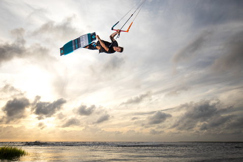 Tabla de kitesurf Duotone Team Series Hadlow TS twin-tip 140cm durante el kitesurf en playa