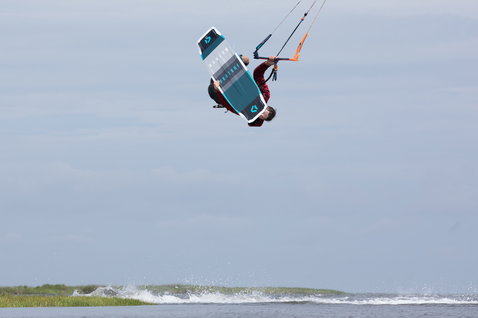 Tabla de kitesurf Duotone Team Series Hadlow TS twin-tip durante el kitesurf en laguna de aguas planas