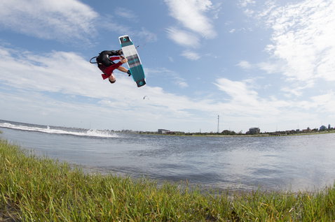Duotone Team Series Hadlow TS tabla de kite twin-tip durante el kitesurf en una laguna costera