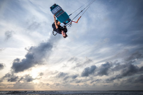 Duotone Team Series Hadlow 2019 TS tabla de kite twin-tip durante el kitesurf en la playa del océano