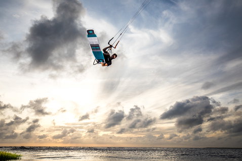 Duotone Team Series Hadlow TS tabla de kitesurf twin-tip durante kitesurf en playa oceánica