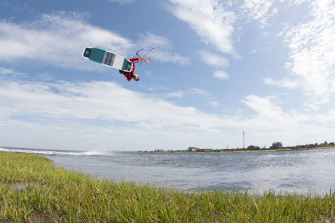 Duotone Team Series Hadlow TS tabla de kitesurf twin-tip 140cm durante el kitesurf en una laguna costera