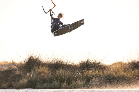 Tabla de kitesurf twin-tip Duotone Team Series durante kitesurf en una laguna costera