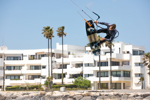 Tabla de kitesurf twin-tip Duotone Team Series durante kitesurf en un resort de playa