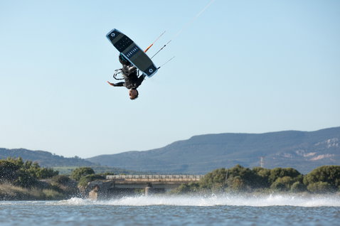 Tabla de kitesurf twin-tip Duotone Team Series durante kitesurf en una laguna interior con montañas