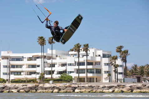 Duotone Team Series tabla de kitesurf twin-tip durante el kitesurf en laguna costera