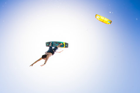 Duotone Jaime twin-tip kiteboard en kitesurf dans le ciel au-dessus de l'océan