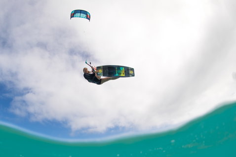 Duotone Jaime twin-tip kiteboard en kitesurf au-dessus de l'océan tropical