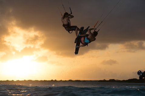 Duotone Jaime twin-tip kiteboard en kitesurf sur une plage océanique