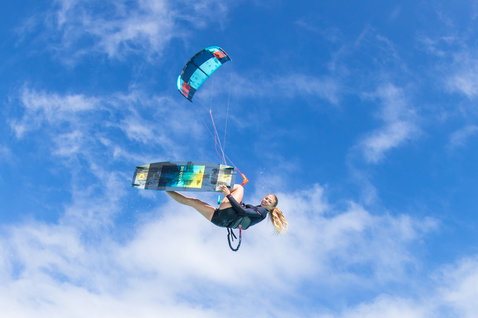Duotone Jaime kiteboard twin-tip en train de faire du kitesurf à la plage