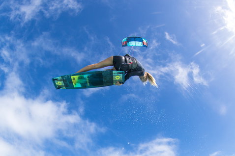 Duotone Jaime twin-tip kiteboard lors d'une session de kitesurf au-dessus de l'eau sous ciel ouvert