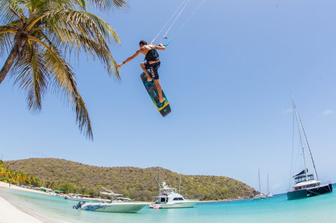 Duotone Jaime twin-tip kiteboard lors d'une session de kitesurf au-dessus d'un lagon tropical