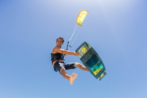 Duotone Jaime 2019 planche de kitesurf twin-tip pendant le kitesurf en plage ou océan