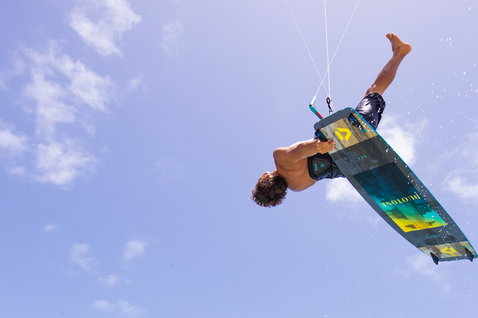 Duotone Jaime twin-tip kiteboard lors d'une session de kitesurf au-dessus de l'océan sous ciel ouvert