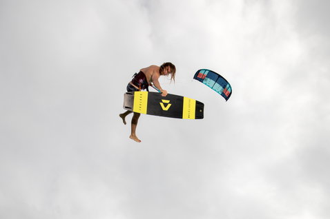 Tavola da kitesurf Duotone Select Textreme twin-tip durante il kitesurf sotto cielo aperto