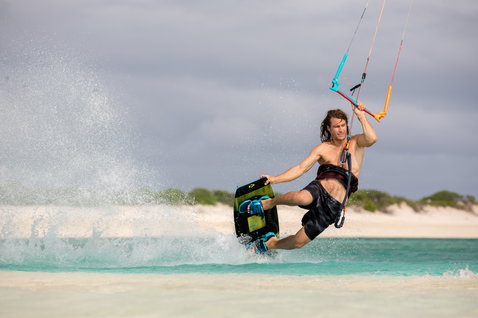 Tavola da kitesurf Duotone Select Textreme twin-tip durante il kitesurf in acque tropicali basse