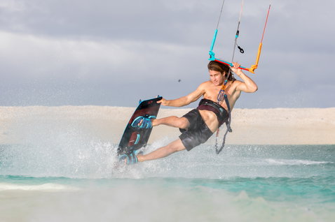 Tavola da kitesurf twin-tip Duotone Select 2019 durante il kitesurf in acque piatte e basse dell'oceano tropicale