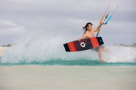 Duotone Select twin-tip kiteboard durante il kitesurf in acque basse tropicali