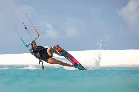 Duotone Soleil Twin-Tip Kiteboard beim Kitesurfen in einer tropischen Lagune mit Sandbank